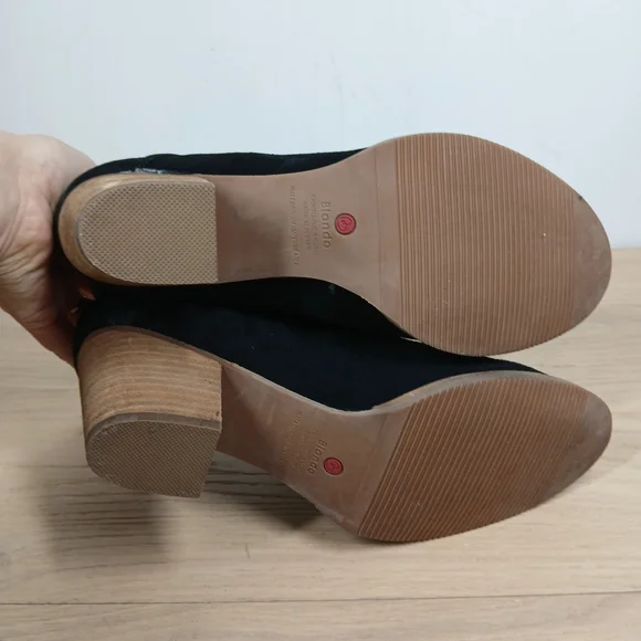 Blondo Black Leather Waterproof Back Zip Cutout Block Heel Ankle Booties 1644 - Picture 10 of 12